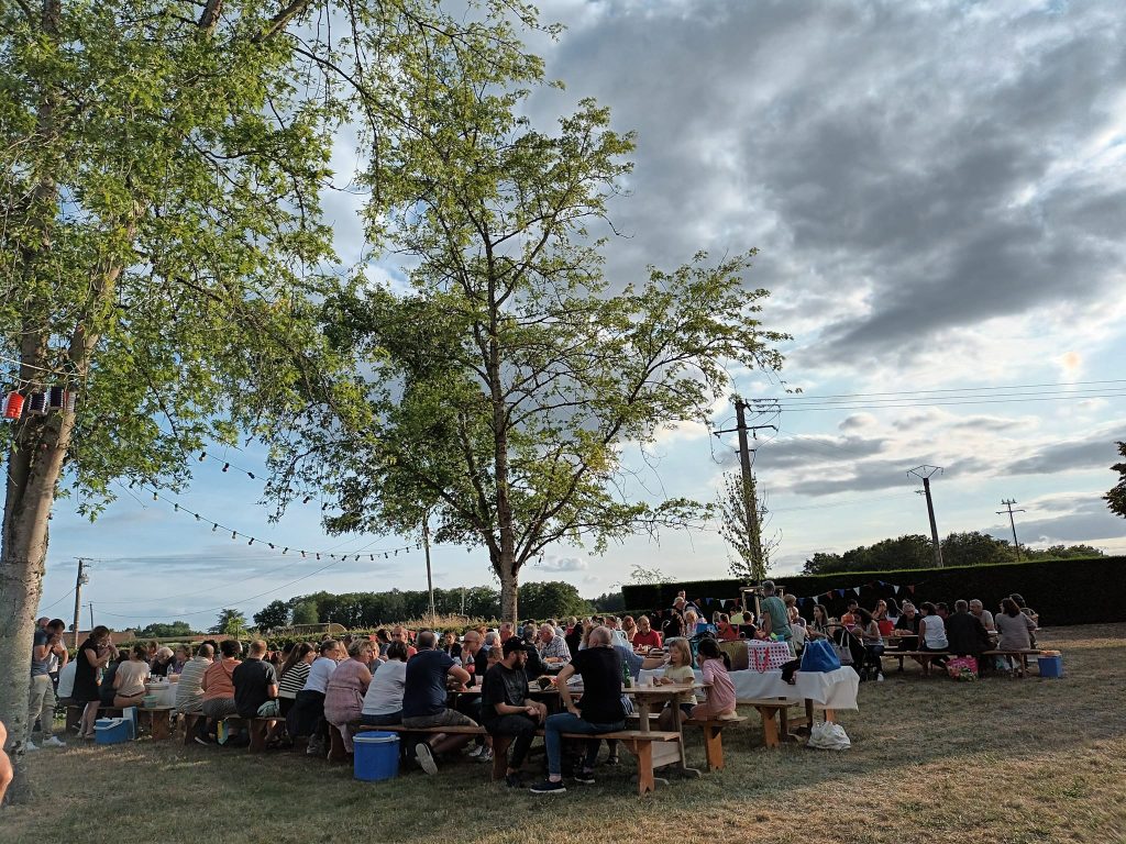 13 JUILLET – Jeux pour les enfants – Apéritif – Pique-nique – Retraite aux flambeaux – Bal populaire