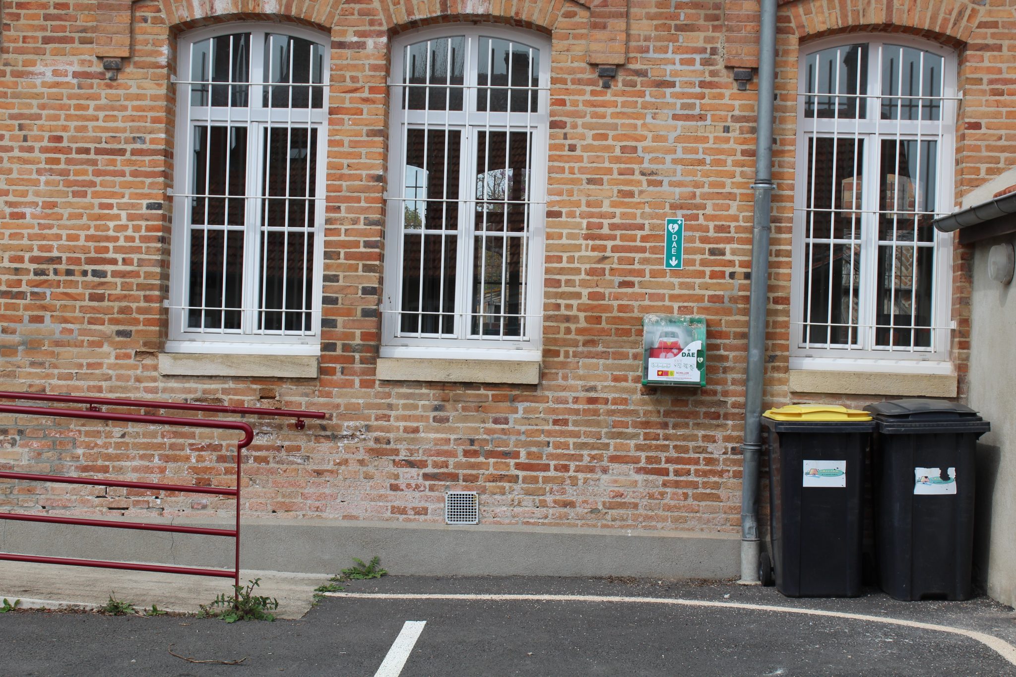 Emplacement défibrillateur - Dans la cour de la Maison des Associations