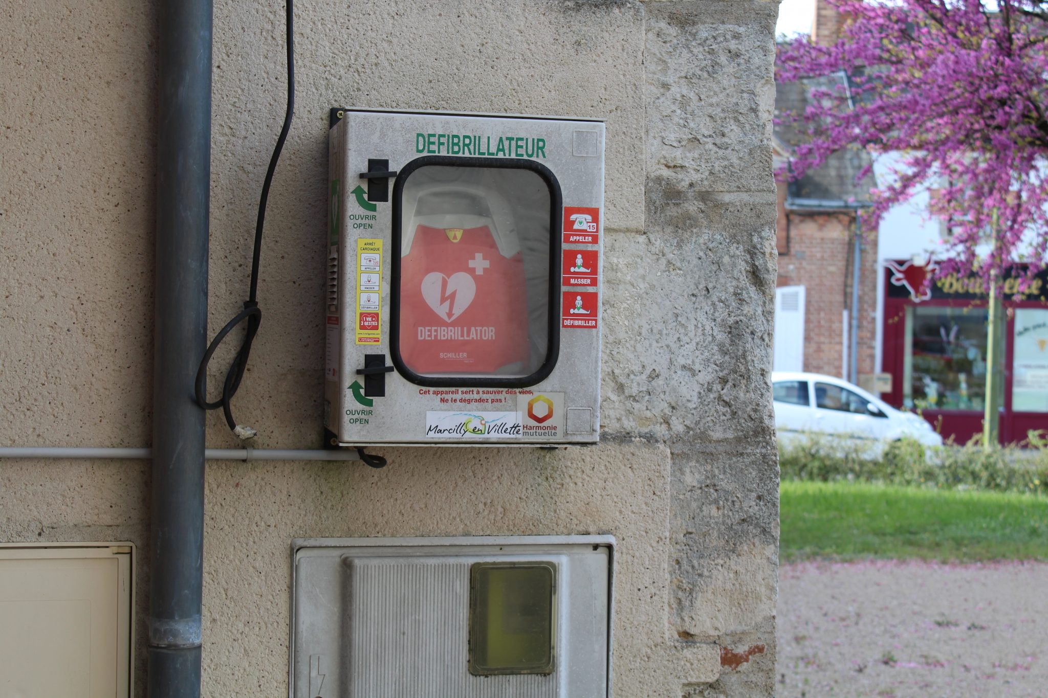 Emplacement défibrillateur - Place de l’Eglise sur le mur du presbytère